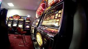 Layar permainan Money Train winning228 menampilkan gulungan, garis pembayaran, dan kontrol taruhan